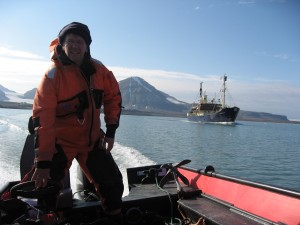 Yvan en de cursisten gaan met de boot Stockholm